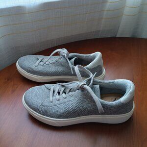 NWT Sofft Taupe Grey Knit Lace Sneakers Size 9